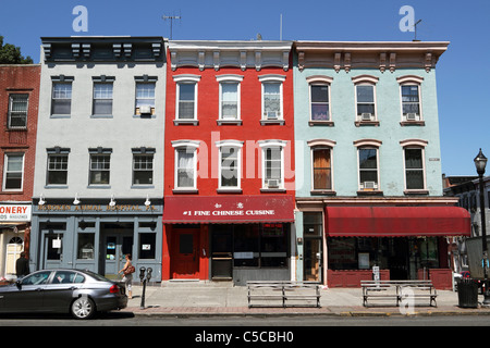 Reihenhäuser und Mehrfamilienhäuser Linie Washington Street, die Hauptstraße in Hoboken, New Jersey, USA. Stockfoto