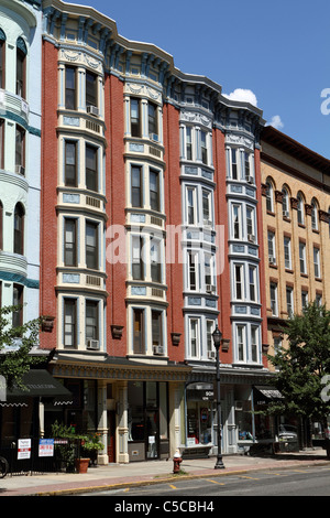 Viele Reihenhäuser des 19. Jahrhunderts und Eigentumswohnung und Mehrfamilienhaus säumen Washington Street, die Hauptstraße in Hoboken, New Jersey Stockfoto
