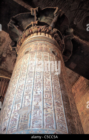 Innere des Tempel des Chnum in Esna, Ägypten Stockfoto