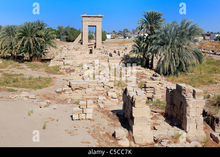 Das Tor von Ptolemäus III in der Fußgängerzone von Montu, Karnak, Ägypten Stockfoto