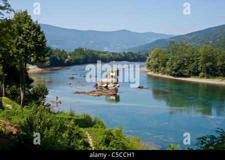 Fluss Drina, Serbien, kleines Haus auf dem Wasser Stockfoto