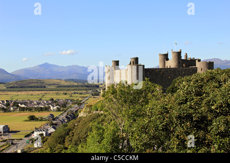 Harlech Castle mit der dreieckigen Spitze des Mount Snowdon in der Ferne, Gwynedd, Wales UK Stockfoto