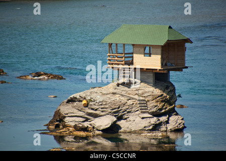 Fluss Drina, Serbien, kleines Holzhaus auf dem Wasser Stockfoto