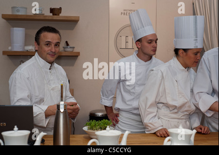 Paris, Frankreich, Gruppe französischen Köche gemeinsam zu essen und Mode-Messe Stockfoto