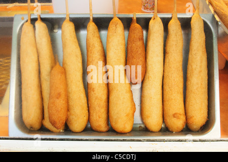 Corndogs in einer Pfanne unter Glas. Stockfoto