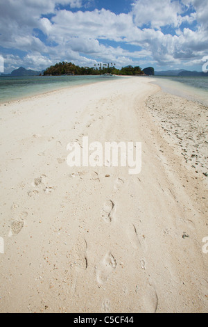 Spuren im reinen weißen Sand der Schlangeninsel, in der Nähe von El Nido; Bacuit Archipel, Palawan, Philippinen Stockfoto