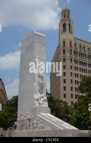 Der Geist der Opfer Kenotaph vor dem Alamo und Emily Morgan Hotel in San Antonio, Texas, Vereinigte Staaten von Amerika Stockfoto