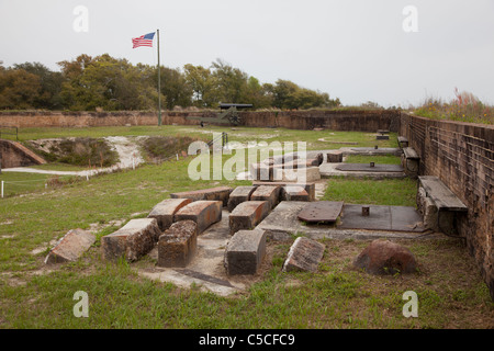 Kanone und leere Stellplätze mit Pfählen der älteren steinernen stützen am Fort Barrancas in Pensacola, Florida Stockfoto