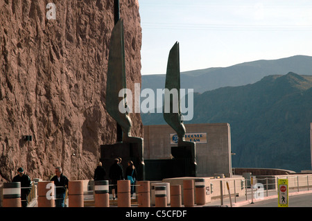 Touristen Fuß über den Hoover-Staudamm. Bis 2010 reiste US Highway 93 über die Dammkrone. Stockfoto