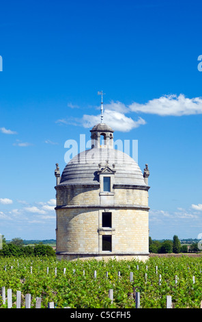 Der Turm am Château Latour an einem klaren sonnigen Tag Stockfoto