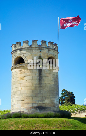 Turm im Weinberg am Chateau Cos Estournel Stockfoto