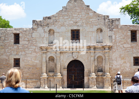 Die Vorderseite des Alamo in San Antonio, Texas, Vereinigte Staaten von Amerika mit Touristen auf der Suche Stockfoto