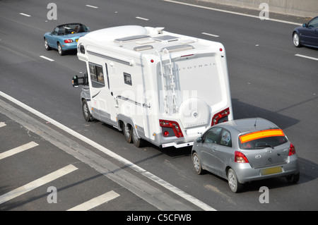 Blick von oben nach unten auf dem Dach Seite und Rückseite des RV Wohnmobil Reisemobil abschleppen Toyota Auto für Urlaub Freizeit Verkehr fahren Auf de Autobahn Stockfoto