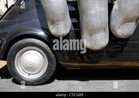 Close up Finger auf Fiat Auto Teil der modernen Kunst Skulptur 'Vroom Vroom" des italienischen Künstlers Lorenzo Quinn Mitte der Park Lane in Mayfair, London, Großbritannien Stockfoto