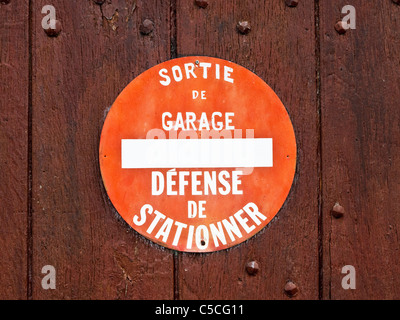 Französisch "Sortie de Garage / Défence de Stationner" - keine Wartezeiten, Warnzeichen - Frankreich. Stockfoto