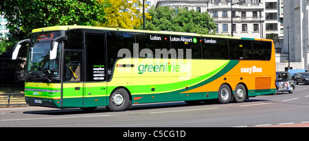 Green Line Easy Bus Branding auf öffentlichen Verkehrsmitteln Trainer auf Route 757 London verlassen für Luton Airport fahren entlang der Park Lane in Mayfair, London England Großbritannien Stockfoto