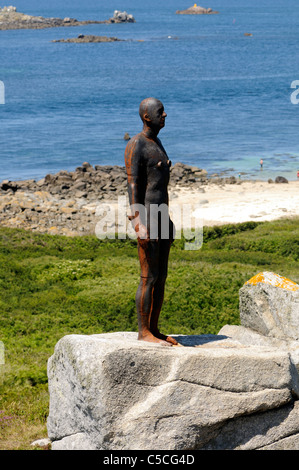 Antony Gormley Statue Teil auf Le Petit Monceau auf der Insel Herm "Ein andermal" steht. Herm, Kanalinseln. Stockfoto