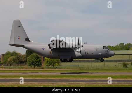 Lockheed C - 130H Hercules Transportflugzeuge Tiefflug über eine Start-und Landebahn. Stockfoto