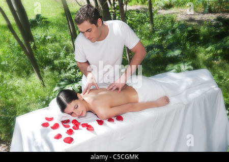 Schöne Frau, Massage und Spa-Behandlung in natürlicher Umgebung Stockfoto