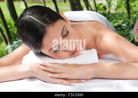 Schöne junge Frau Entspannung im Spa in einer natürlichen Umgebung Stockfoto