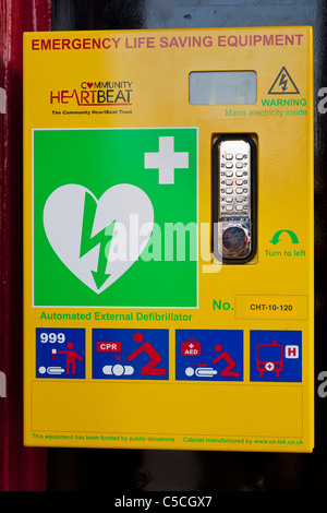 Defibrillator UK in einem unbenutzten Telefonkiosk England UK GB Europa Stockfoto