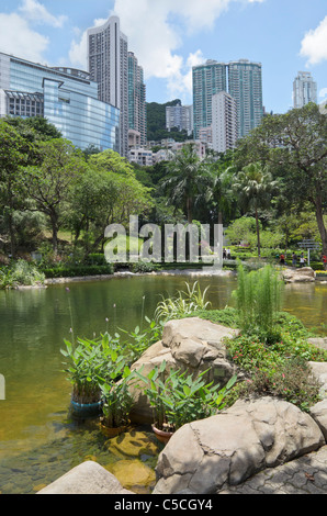 Malerische Hong Kong Park mit seinem künstlichen See, umgeben von den hohen Gebäuden Mittel- Stockfoto