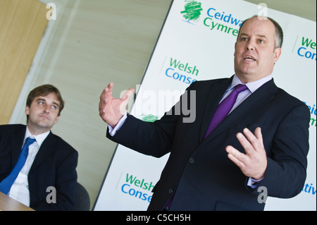 Andrew RT Davies AM Führer der konservativen Welsh in der Nationalversammlung von Wales (rechts) mit Nick Ramsay bin (links) Stockfoto