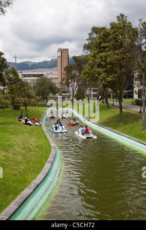 Familien, die Paddel-Boot auf dem Wasser im Park La Alameda, Quito, Ecuador Stockfoto