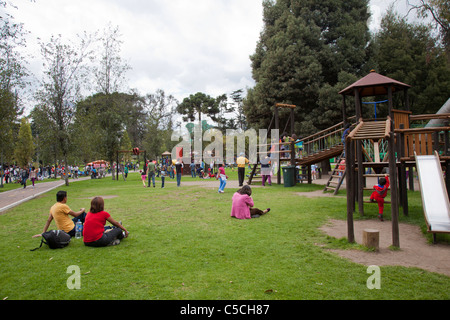 Familien genießen einen sonnigen Sonntag Nachmittag in El Ejido-Park, La Mariscal, Quito, Ecuador Stockfoto