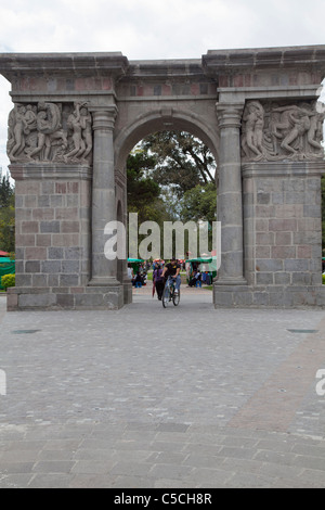 Monumentale Bogen in El Ejido-Park, Quito, Ecuador Stockfoto