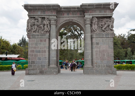 Monumentale Bogen in El Ejido-Park, Quito, Ecuador Stockfoto