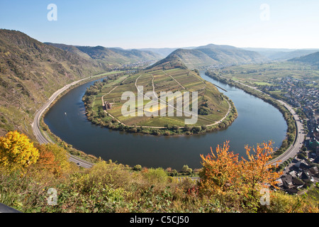 Schleife der Mosel im Dorf Bremm, Mosel, Rheinland-Pfalz, Deutschland, Europa Stockfoto