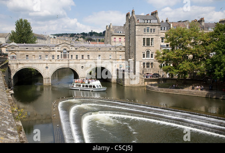 Pulteney Brücke und Wehr, Fluss Avon, Bath, England Stockfoto