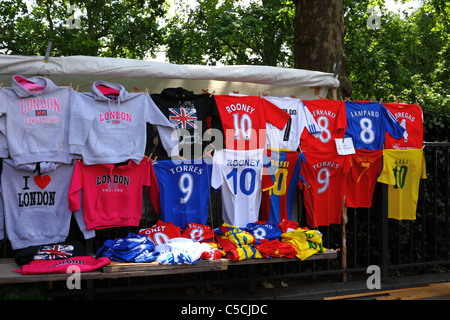 London-Sweatshirts und Fußball-Shirts zum Verkauf neben Green Park, Piccadilly, London, England Stockfoto