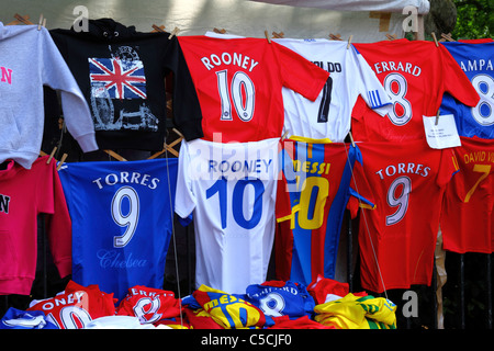 London-Sweatshirts und Fußball-Shirts zum Verkauf neben Green Park, Piccadilly, London, England Stockfoto