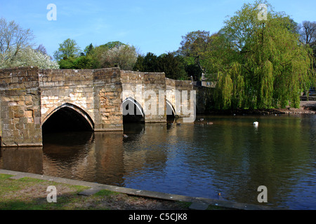 Fluss Wye fließt durch die Stadt Bakewell Derbyshire England Stockfoto