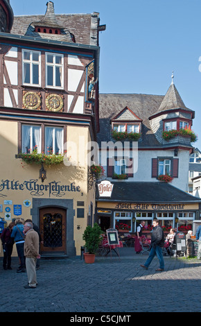 Alte Thorschaenke bin alten Tor, Historischer Stadtkern, Cochem, alte Häuser, Retaurant und Hotel im historischen Zentrum Stockfoto