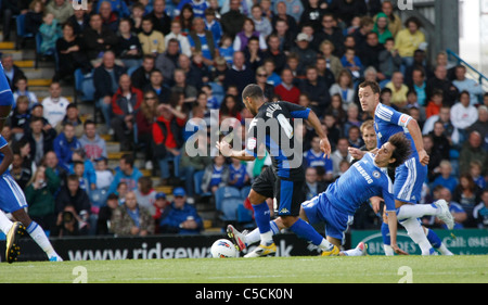 Benayoun macht einen Zweikampf bei Chelsea FC'c erste Pre-Saison-freundliche Fußball in Portsmouth übereinstimmen Stockfoto