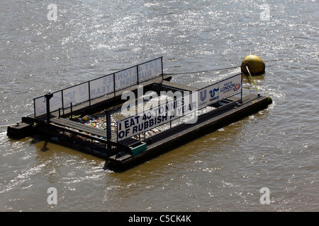 Müll sammeln Schiff schwimmt auf der Themse in der Nähe von Blackfriars Bridge, London, England Stockfoto