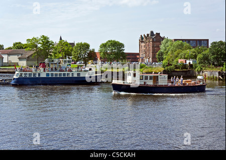 m.v. Rover vorbei m.v. Cruiser am Yorkhill Quay in Glasgow Schottland auf der Glasgow Braehead Shuttle Stockfoto