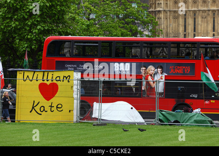William liebt Kate Banner, rote Buswerbung für den Film Bad Teacher, Parliament Square, Westminster, London, England Stockfoto