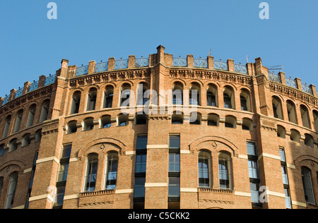 Detail der Fassade des renovierten Gebäude der Gasometer (ehemalige Gastank), Simmering, Wien (Wien), Österreich Stockfoto