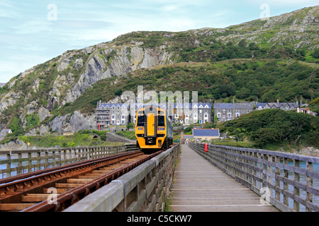 Trainieren Sie, Überquerung der Eisenbahnviadukt Barmouth, Gywnedd, Wales UK Stockfoto