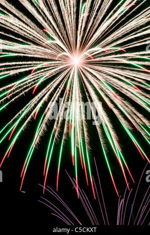 Weiß, grün, rot und lila Feuerwerk explodiert in den Nachthimmel. Ein Fest der Farben und Explosionen! Stockfoto