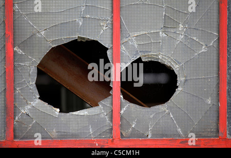 Zerbrochene Fensterscheiben eines alten Fabrikgebäudes. Stockfoto