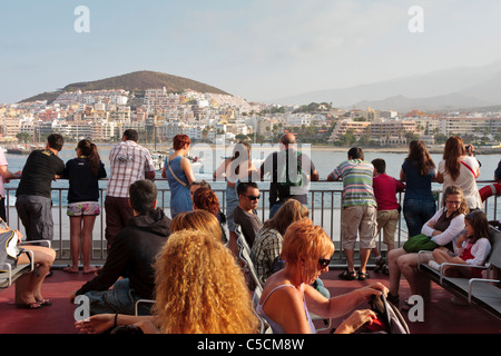 Passagiere auf die Fred Olsen Fähre verlassen Los Cristianos zu gehen, um La Gomera, Teneriffa, Kanarische Inseln, Spanien Stockfoto