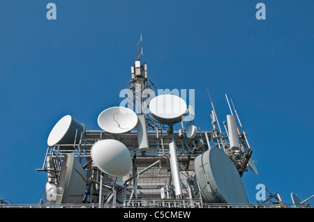 Sender, Antennen und Repeater auf Gebäude Stockfoto