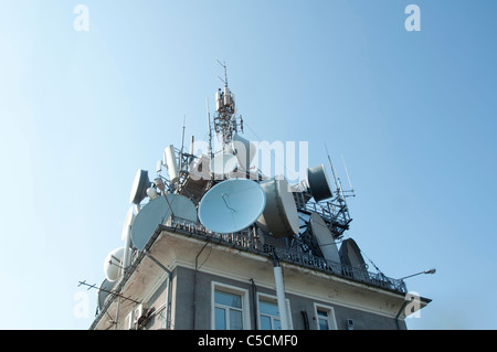 Sender, Antennen und Repeater auf Gebäude Stockfoto