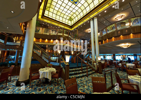 Die großzügige Einstellung des Britannia Restaurants auf der Queen Mary 2 Ozeandampfer. Stockfoto