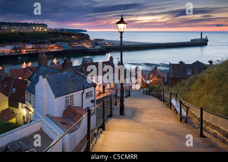 Blick auf den Hafen und die Pier von den 199 Stufen führt von der Altstadt bis zu St. Marys Church und Abtei Whitby North Yorkshire Stockfoto